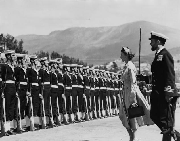 Imagen de 1954, con Isabel II, convertida ya en reina, pasando revista a las tropas.