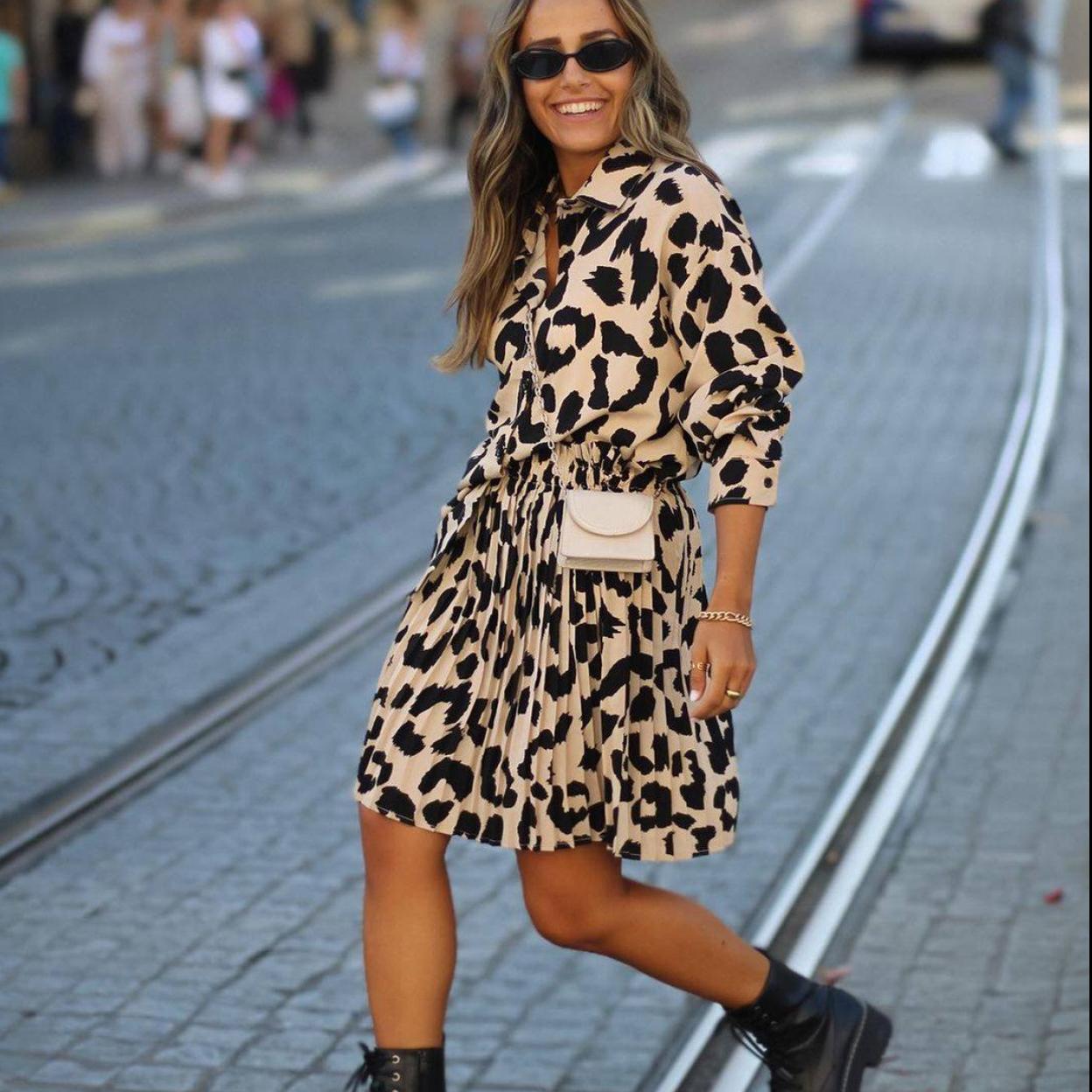 Influencer con un look de vestido animal print y botines