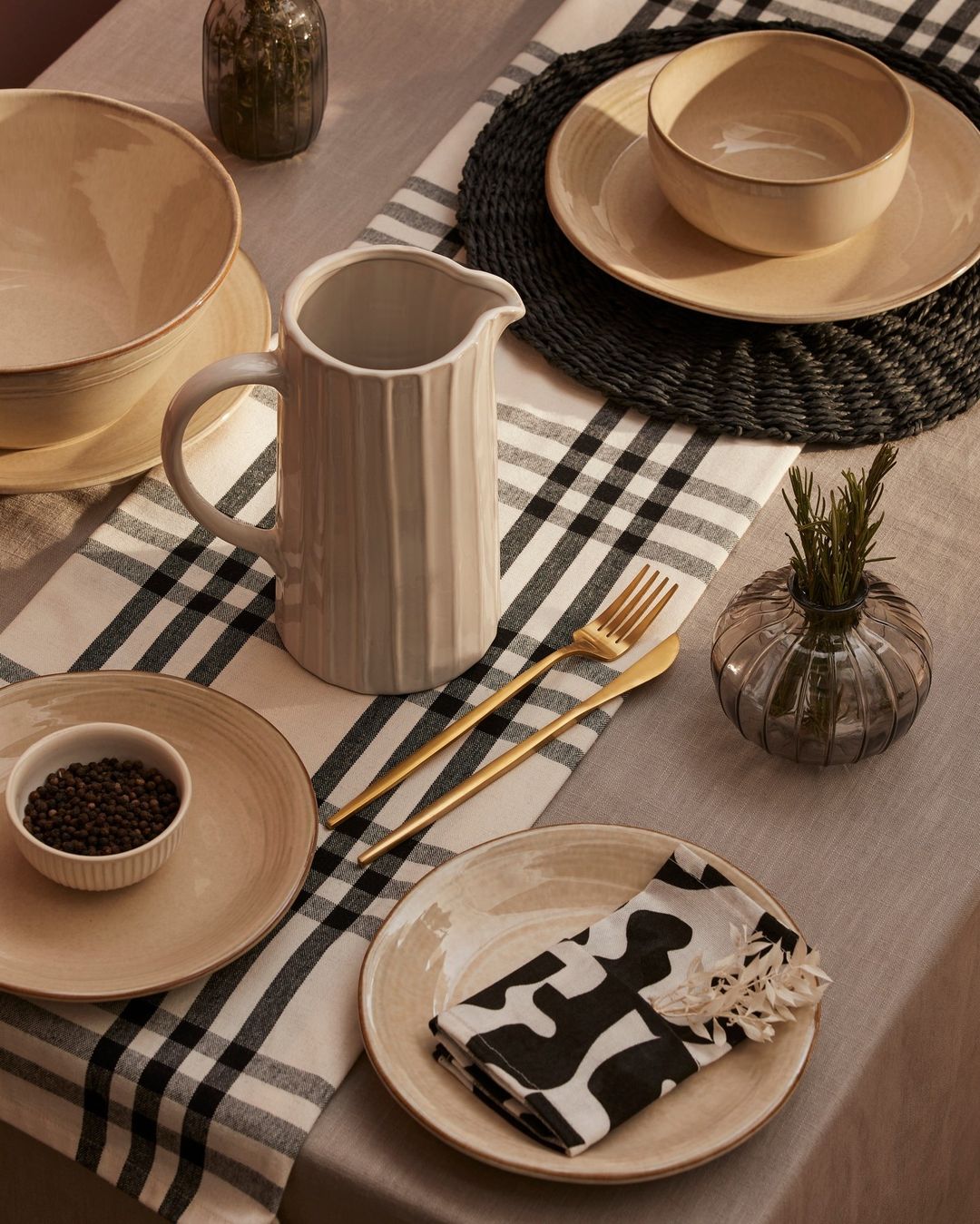 Poner una mesa elegante y con mucho estilo no es caro: en Primark Home hemos encontrado estas vajillas de cerámica o estos sofisticados cubiertos dorados desde 1.50 euros.