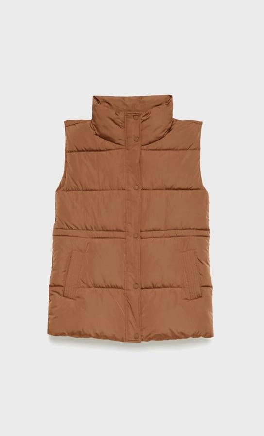 Chaleco acolchado diseñado para resistir al agua, perfecto para días lluviosos de entretiempo. Su color caramelo te permitirá realizar combinaciones perfectas de oficina. Es de Stradivarius. Precio: 29,99 €.