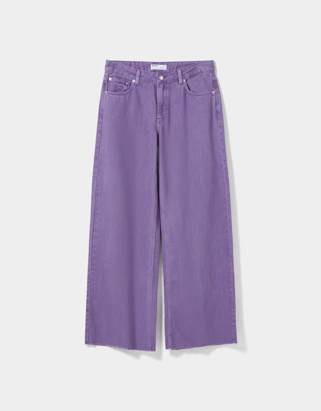 Estos jeans long waist son todo lo que necesitas para conseguir un Varsity (tendencia que aman las danesas). Su color morado es perfecto para combinarlo con prendas básicas y hacer destacar únicamente el pantalón. Son de Bershka. Precio: 25,99 €.
