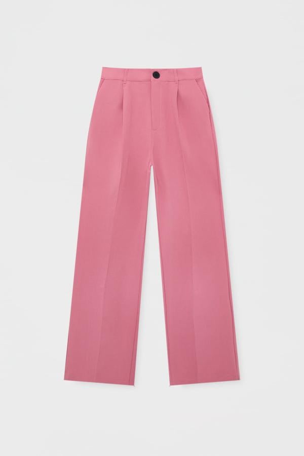 Pantalones fluidos con pinzas de tipo sartorial. Su color rosa sigue siendo una de las tendencias favoritas de las expertas para este otoño. Son de Pull&Bear. Precio: 25,99 €.