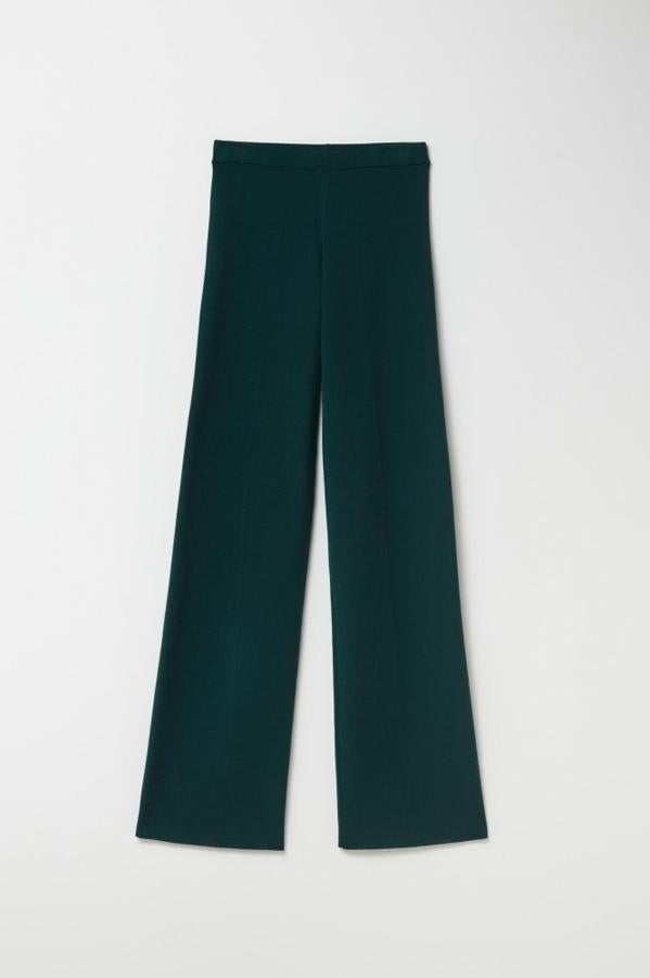 Pantalón largo ancho en color verde sobrio para ir a la oficina. Puedes hacerte con su total look o lucirlo con blazers o blusas boho. Es de Sfera. Precio: 29,99 €.