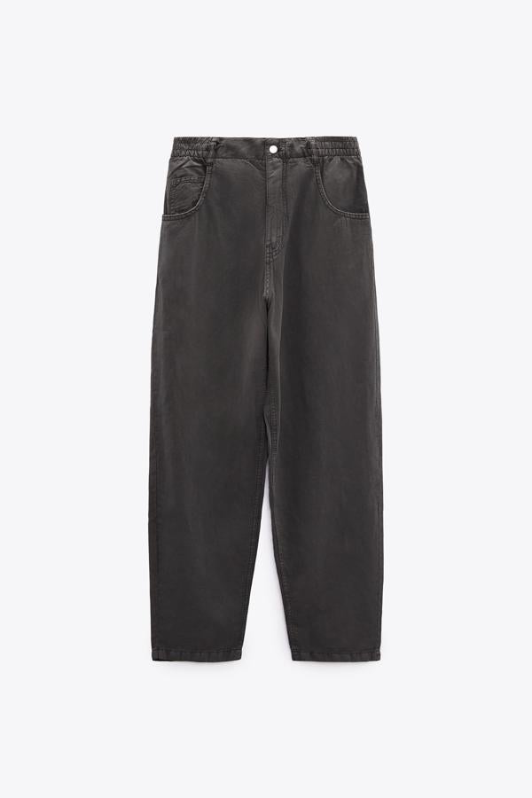 Pantalón de tiro bajo confeccionado con tejido en mezcla de lino. Es de Zara. Precio: 29,95 €.