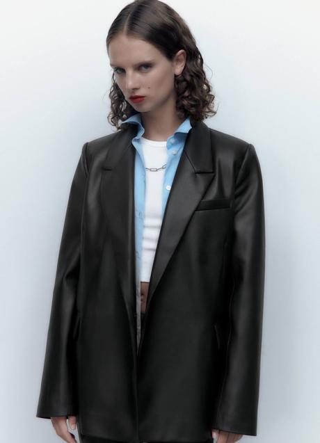 Imagen - Blazer negra en tejido efecto piel