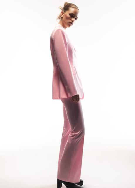 Imagen - Traje satinado en rosa pastel