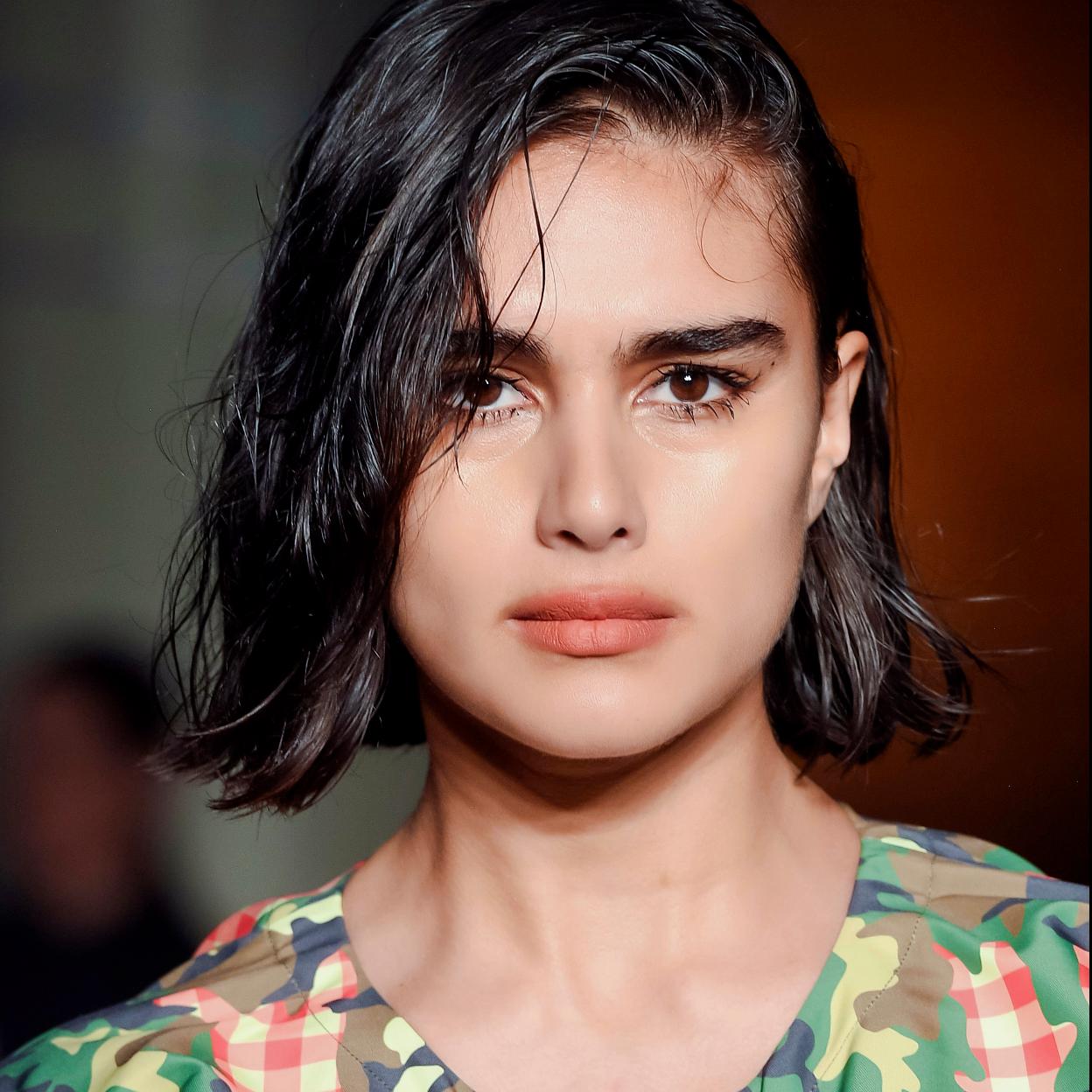 Un cuello bonito hay que trabajarlo. Y las cremas, aunque necesarias, no son suficiente. Ficha este truco diario para remodelar la papada y el óvalo facial, y prevenir las arrugas.