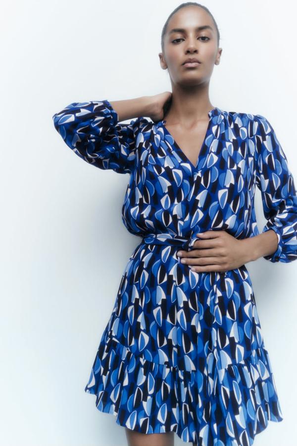 Los mini vestidos fluidos se tiñen con estampados de tipo geométrico en todos azules. Vestido con cinturón y de manga larga de Zara (29,99 euros). 