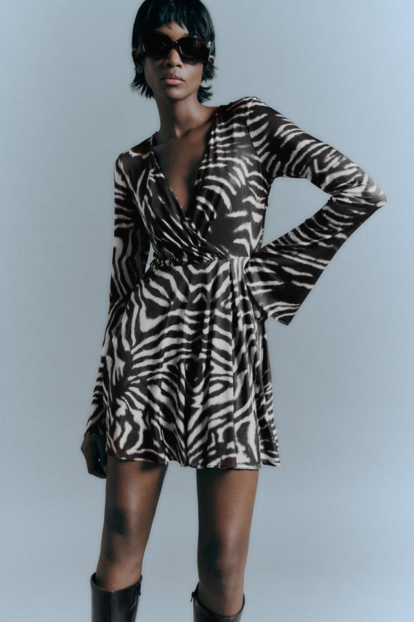 Otro diseño mini que se adapta muy bien a la transición entre estaciones. Mini vestido estampado de Zara (29,99 euros). 