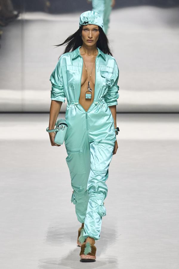 Fendi Resort 2023 colabora con la firma de alta joyería Tiffany & Co. en una cápsula protagonizada por su color insignia.