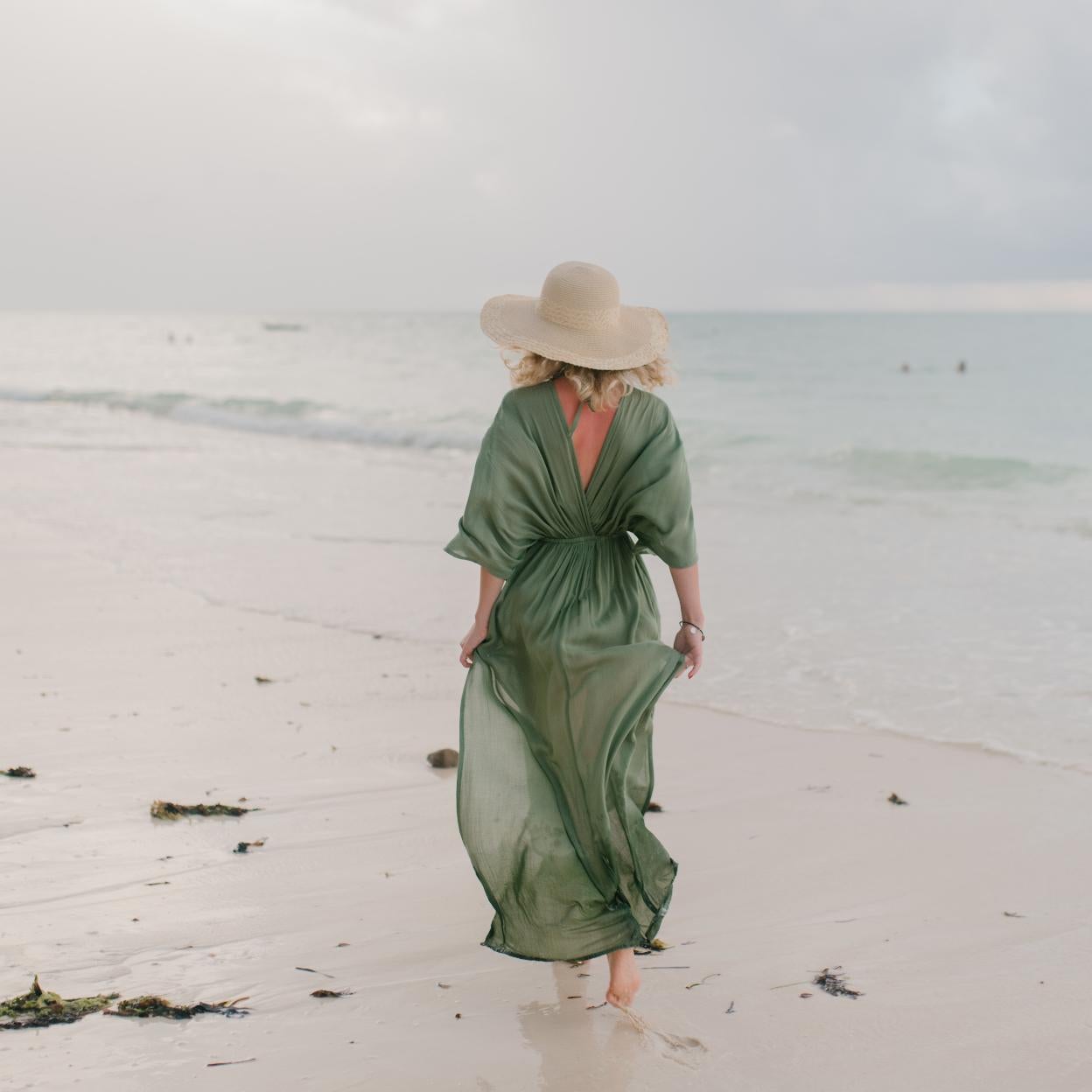 Mujer paseando en la playa. 