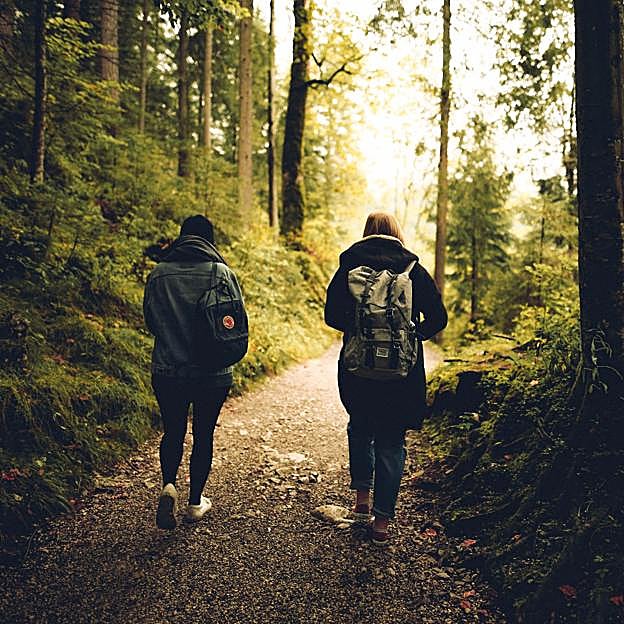 Andar a diario tiene muchos beneficios para la salud. 