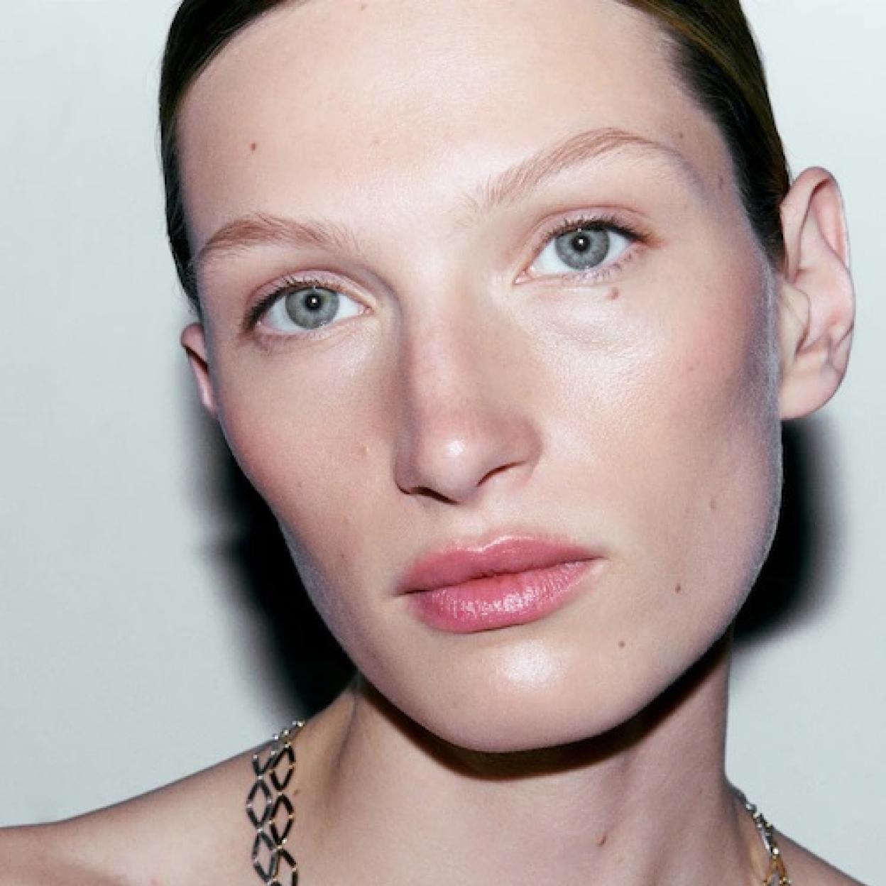 La influencer presume de una piel sin imperfecciones y un maquillaje invisible a base de tonos nude.