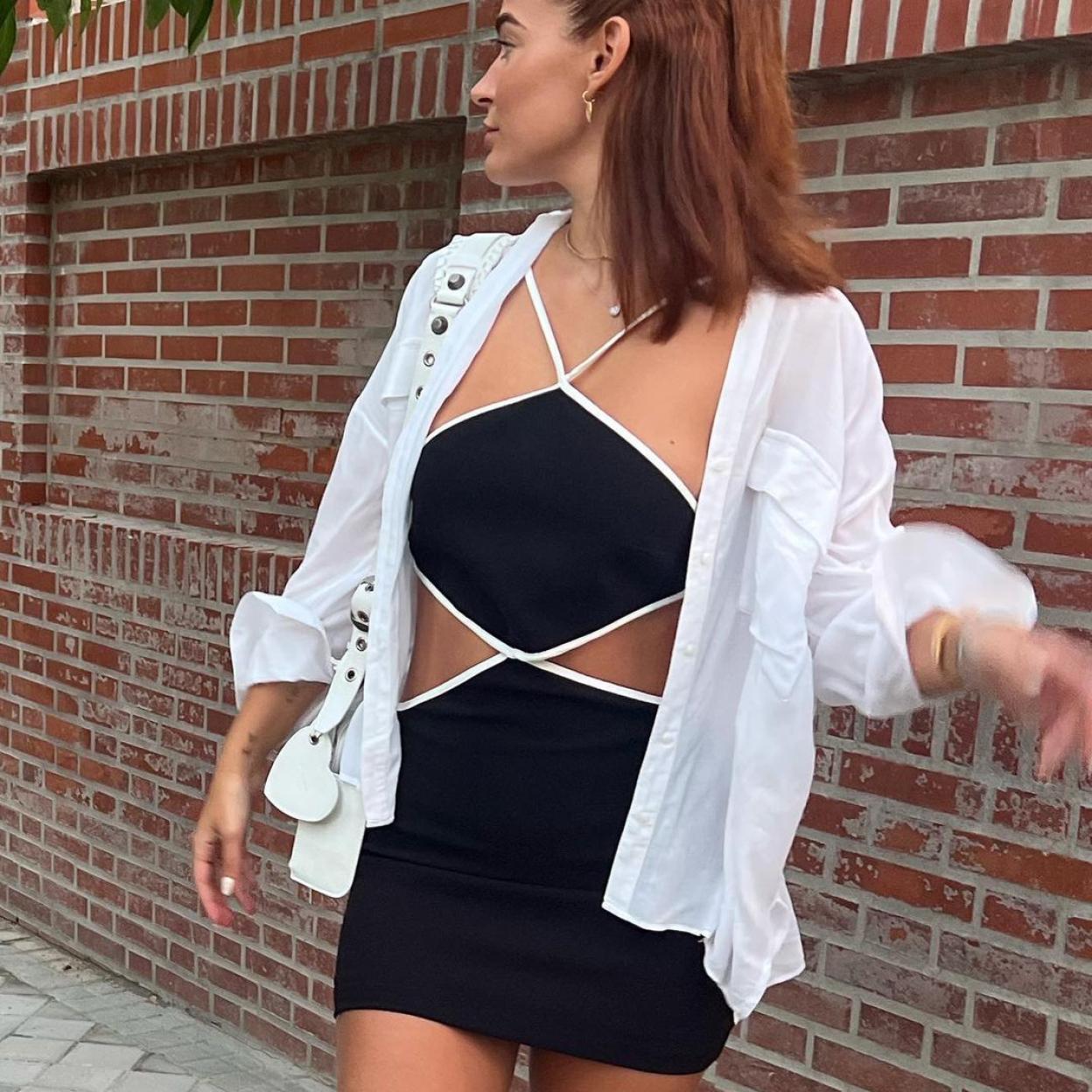 Laura Escanes con vestido mini y camiseta masculina en una imagen de su Instagram. 