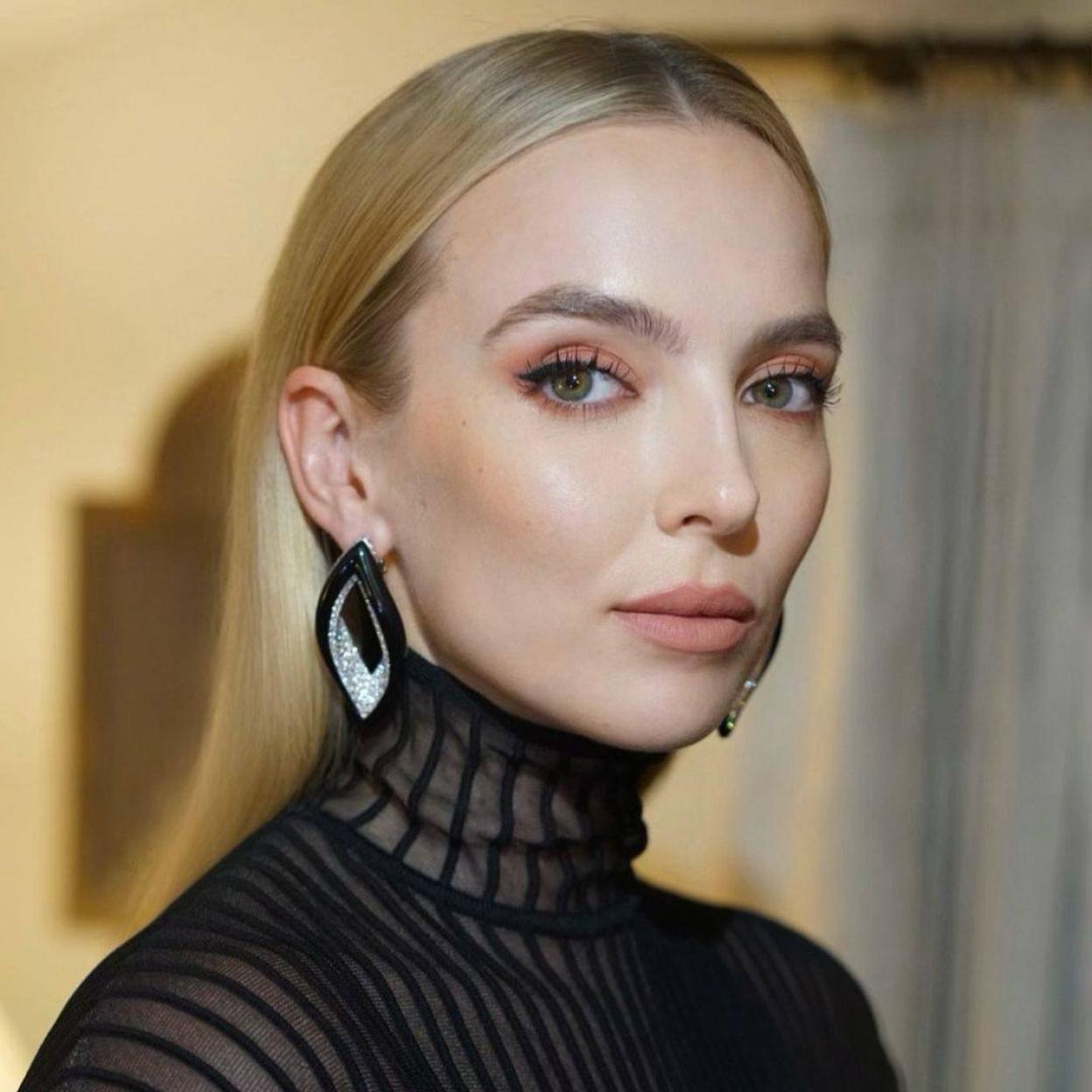 La actriz Jodie Comer luce una piel tersa, firme y radiante como la que se consigue con este trío de sérums