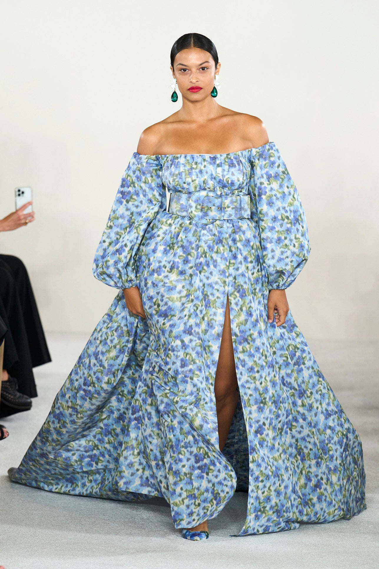 Las flores se convierten en el principal print de la colección.