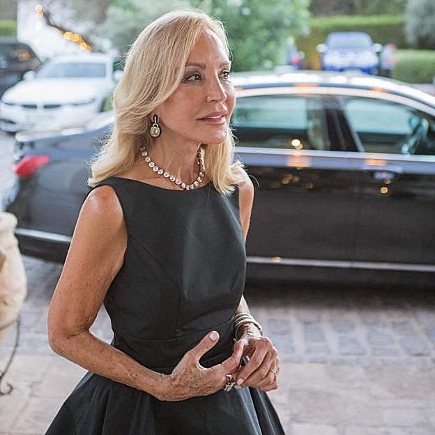 Carmen Lomana tiene el pijama made in Spain con el que todas querríamos salir a la calle