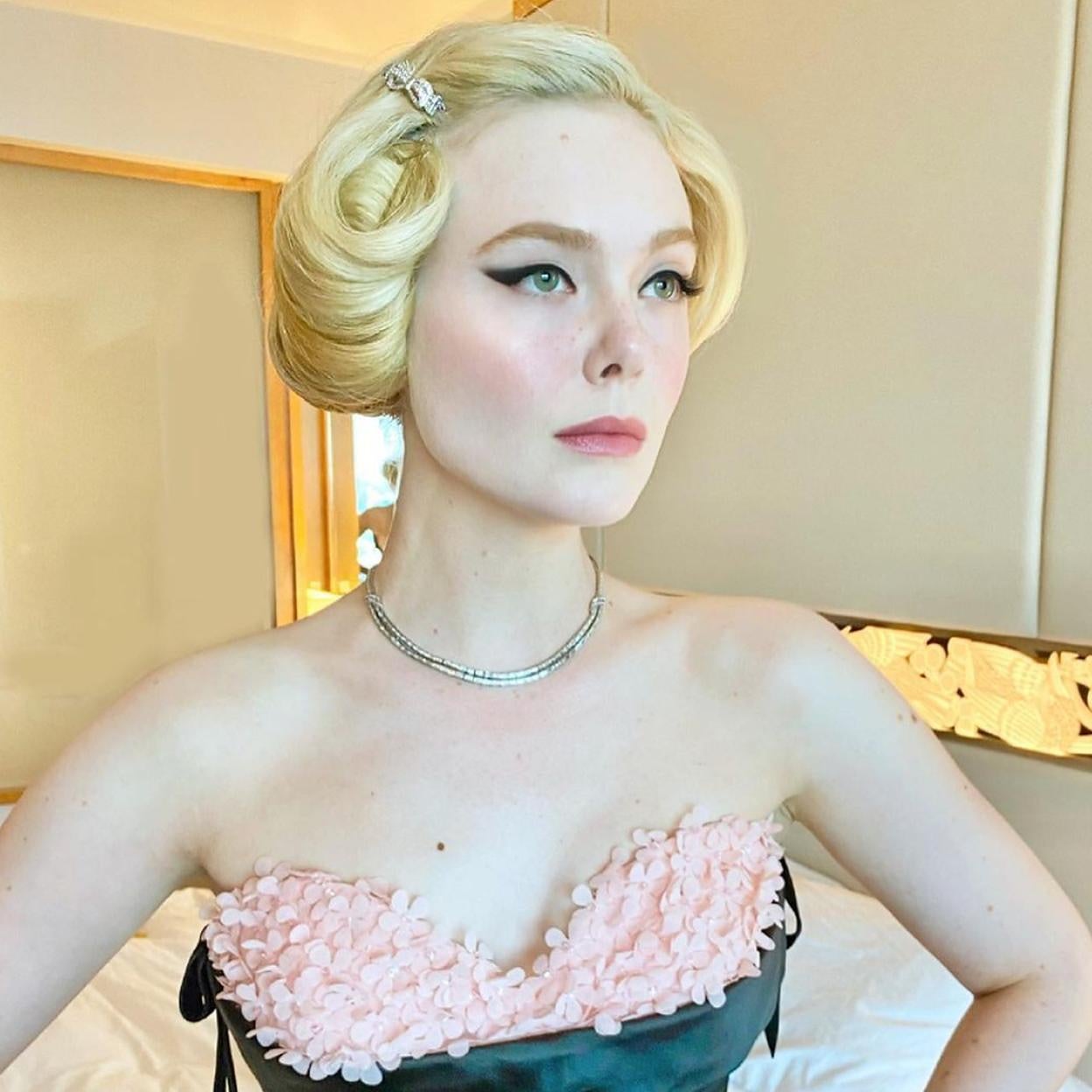 Elle Fanning lleva un sérum con ácido hialurónico super barato para conseguir un maquillaje perfecto en la alfombra roja de los Emmy 2022.