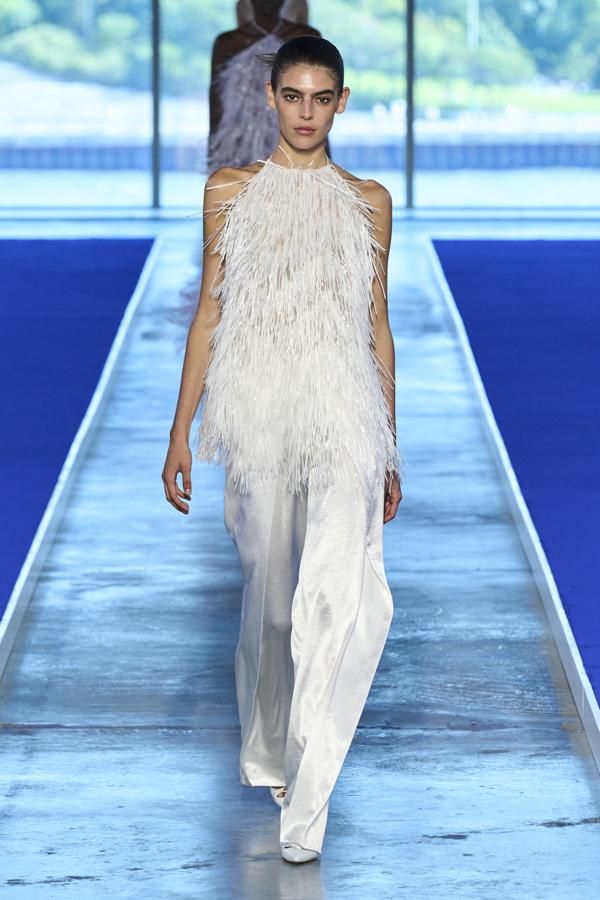 La colección de Jason Wu se caracteriza por diseños en colores neutros con aplicaciones.