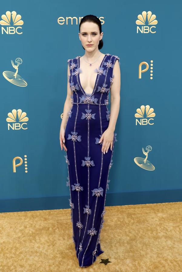 Rachel Brosnahan deslumbró con un vestido azul Kelin de Pamela Rolland.