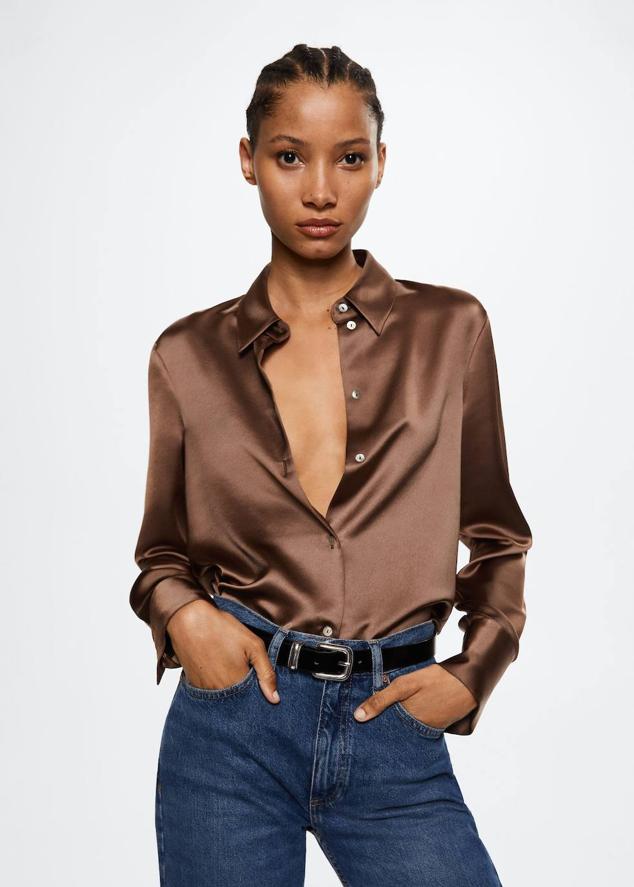Camisa en tejido satinado con corte fluido, cuello solapa, manga larga y cierre frontal de botones, color marrón, de Mango. Está disponible a 35,99 euros.