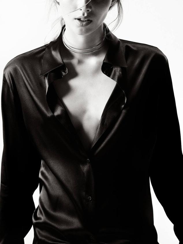 Camisa confeccionada en tejido de seda satinado con corte entallado, manga larga terminada en puño, cuello solapa y cierre de botones frontal, en negro, de Massimo Dutti. Su coste es de 89,95 euros.