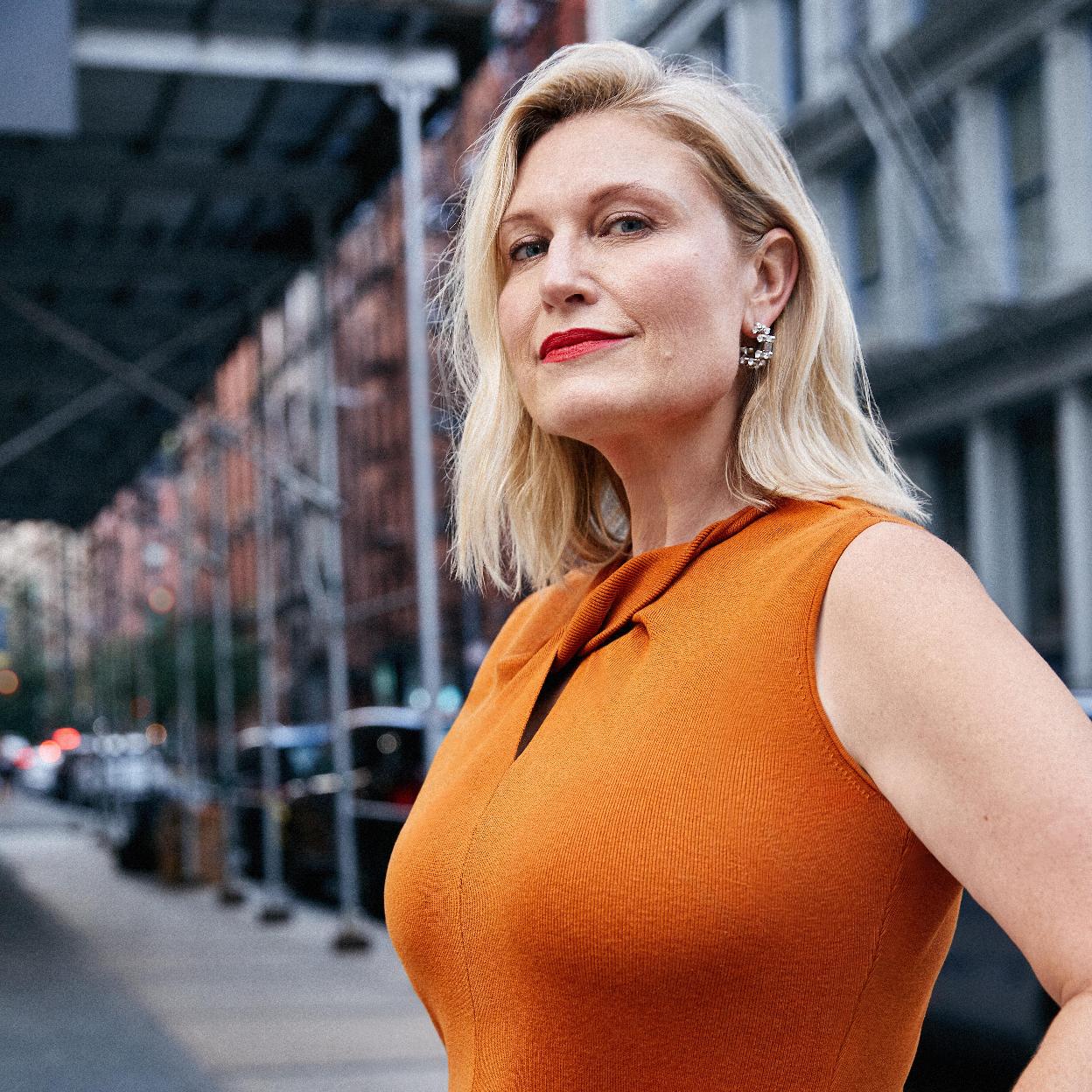 Tosca Musk lleva vestido de Issey Miyake y pendientes de Dolce &amp; Gabbana