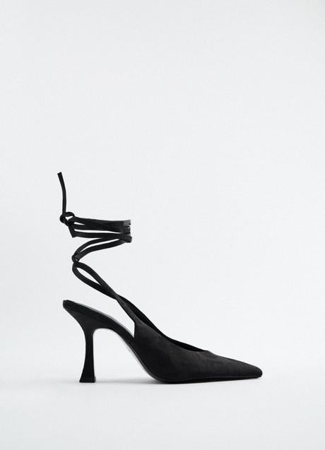 Imagen - Zapato de tacón de color negro de Zara. Foto: Zara.