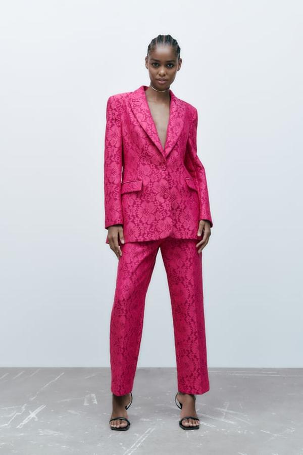 Blazer de cuello solapa y manga larga con hombreras de color fucsia. Bolsillos delanteros de solapa y cierre frontal con botones forrados a tono. Precio: 59,95 euros.