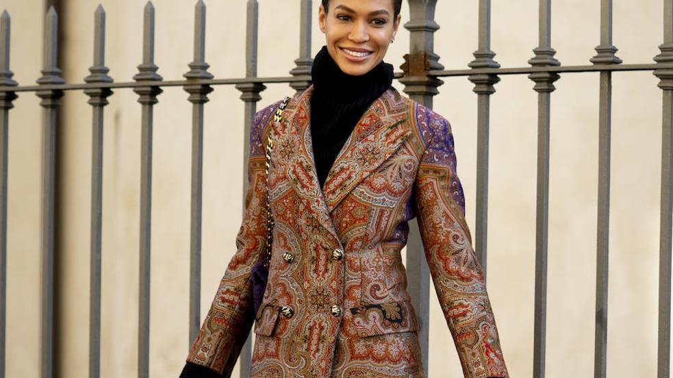 La modelo lleva una blazer con estampado paisley