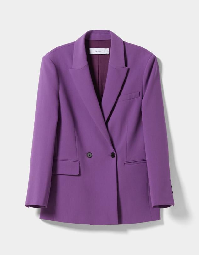 Blazer de estilo sartorial morada, uno de los colores más demandados esta temporada. Es de Bershka. Precio: 39,99 €.
