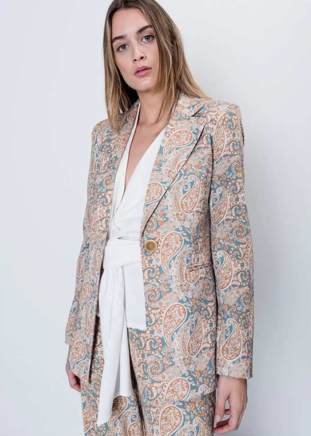 Blazer estampada con motivos boho chic e inspiración Etrò. Lúcela con camisa boyfriend blanca o el tendencioso tank top. Es de Letsgotopaname. Precio: 40,50 €.