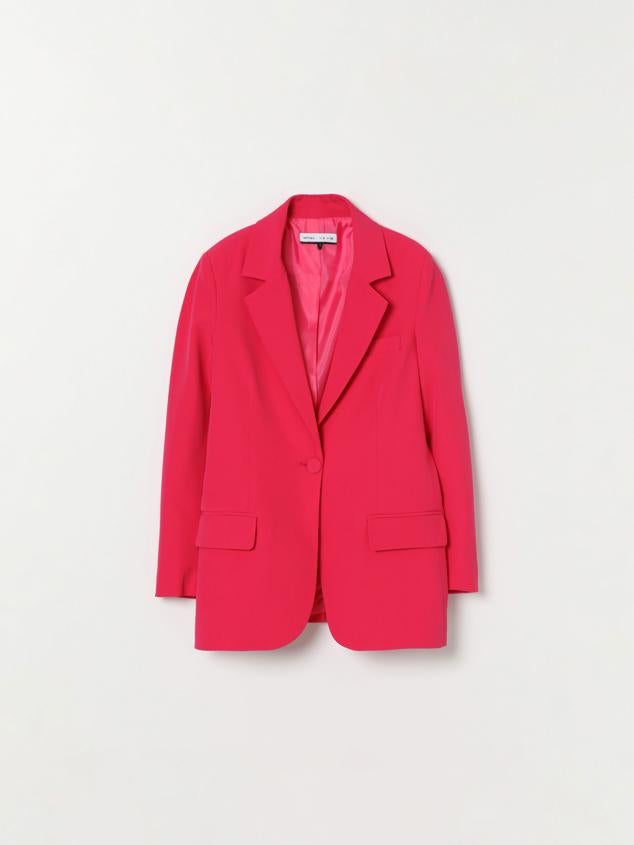 Blazer satinada con detalle de bolsillos falsos y de estilo oversize. Un tejido cómodo que permite aguantar duras jornadas de trabajo. Es de Lefties. Precio: 25,99 €.