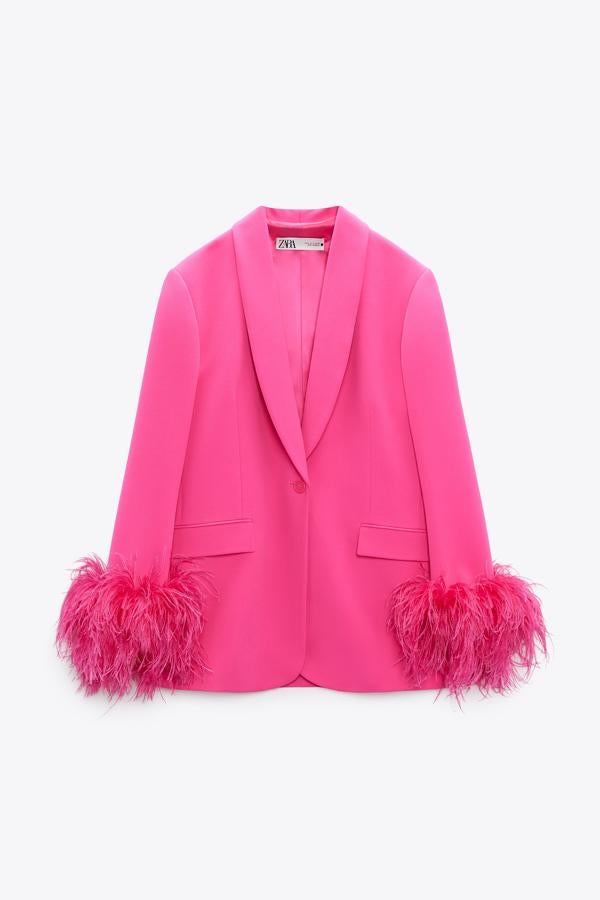 Blazer recta de color rosa vibrante con plumas para looks más atrevidos, pero con la facilidad de poder lucirla con básicos. Es de Zara. Precio: 99,95 €.