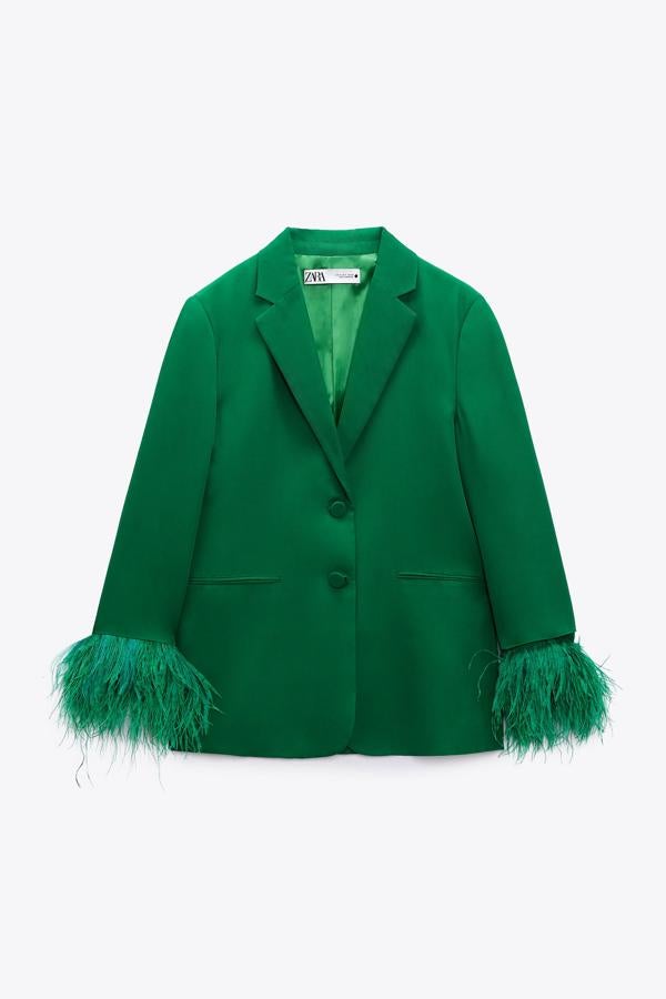 Blazer diseñada en mezcla de viscosa de color verde. De cuello solapa y manga larga con plumas extraíbles, todo depende de la ocasión. Es de Zara. Precio: 99,95 €.