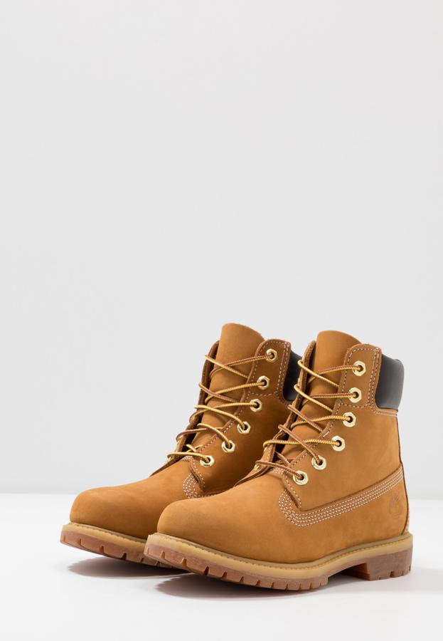 Botas de tipo montaña que llevarás con todo tu armario, podrás usarlas durante todo el otoño y prolongarlas durante el invierno. Se convertirán en tus favoritas, tenlo claro. Son de Timberland. Precio: 219,95 €.