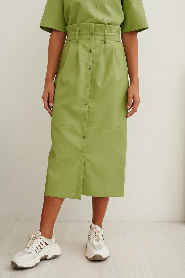 Falda de corte midi con diseño paper bag y de talle alto. Cuenta con fruncidos con presillas y detalles de plisados en la mitad superior. Es de NA-KD. Precio: 50,95 €.