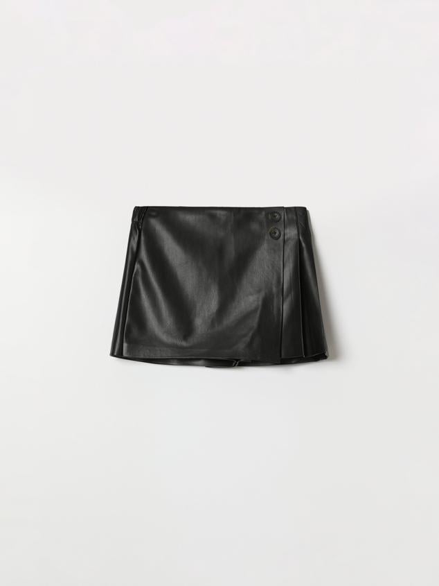 Falda tipo short con cintura elástica que permite adaptarse a cualquier silueta. Es de Lefties. Precio: 15,99 €.