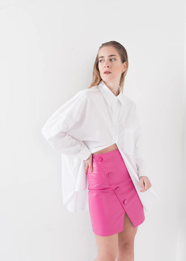 Falda corta cruzada mediante botonadura extra grande con diseño rosa. Es de Mariann. Precio: 12,99 €.