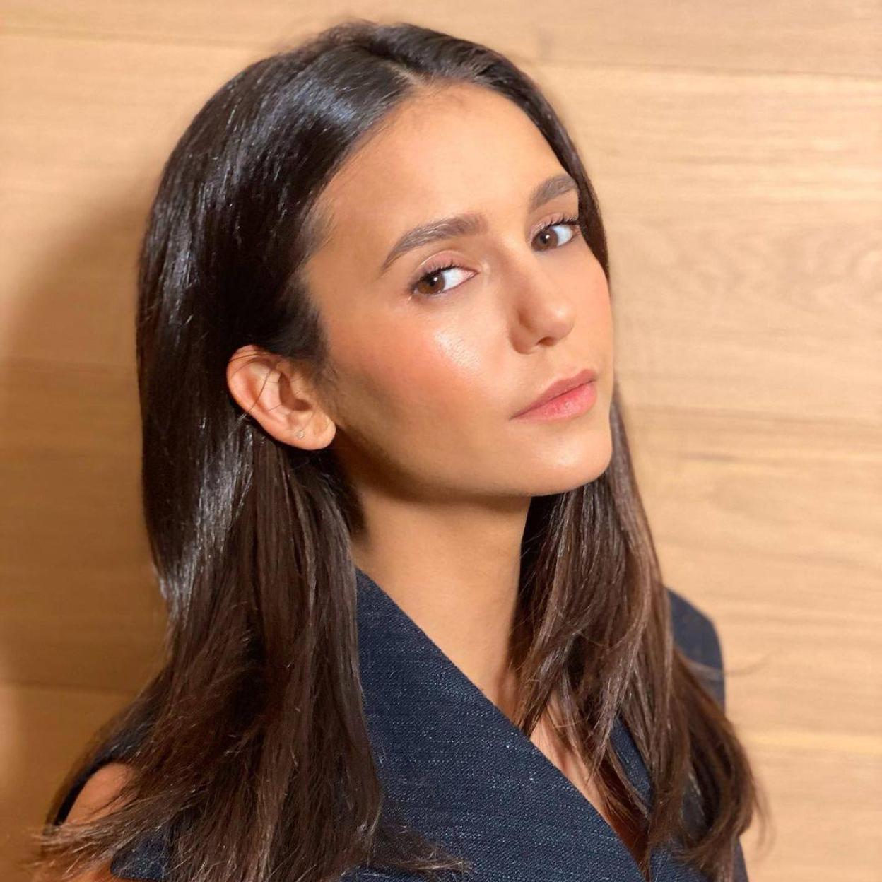 La actriz Nina Dobrev luce una piel repulpada y radiante