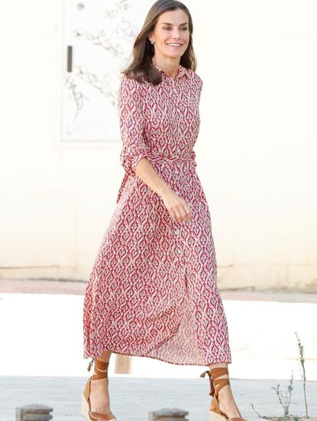 Este no es uno de los looks más llamativos de la reina, pero sí de lo más recordados. ¿El motivo? Que se trata de un vestido que le cogió prestado a la princesa Leonor. Una prenda con la que confirmó hace unos meses que madre e hija ya comparten armario. Y lo mejor es que es un diseño made in Spain y low cost: era de Dándara y lo podías comprar por menos de 40 euros.