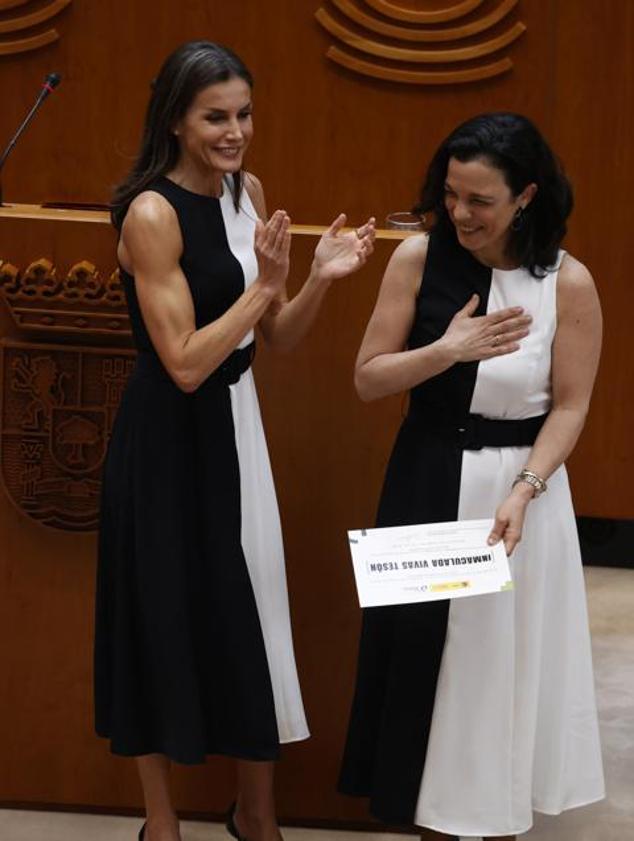 Entre los más recientes, se encuentra este look con vestido de Mango. Y sí, podría haber entrado en la lista de los más recordados por su bonito (y tendencia) diseño bicolor, pero lo cierto es que no ha sido por eso. Este vestido se convirtió en viral y protagonizó las noticias del día porque también lo llevó una de las asistentes al acto. La reina se lo tomó con humor y todo quedó en una anécdota que sirvió para mostrar la naturalidad de la monarca.