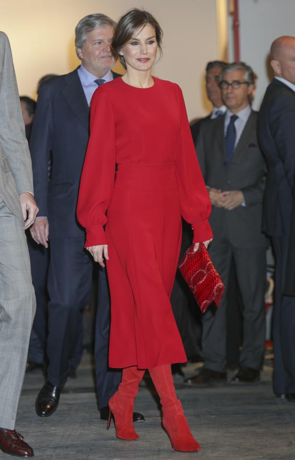 El rojo es el color fetiche de la reina a la hora de vestir y, sin duda alguna, sus mejores looks están protagonizados por él. Además de estilismos de gala, este vestido que llevó en la Feria ARCO de 2018 y que combinó con botas ‘over the knee’ de Steven Maden es una auténtica fantasía. Una combinación con todo al rojo con la que estaba muy favorecida.