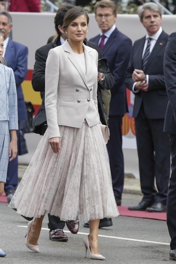 Los outfits que la reina luce en el Día de la Hispanidad son imprescindibles en esta selección. Y el escogido en 2018 está, sin duda, entre los mejores. Se decantó por un delicado conjunto de chaqueta en crepe de lana arena y vestido midi de encaje chantilly plisado de Felipe Varela, el diseñador que ha firmado todos los looks de Doña Letizia en el Día de la Fiesta Nacional. Y derrochó elegancia por los cuatro costados.