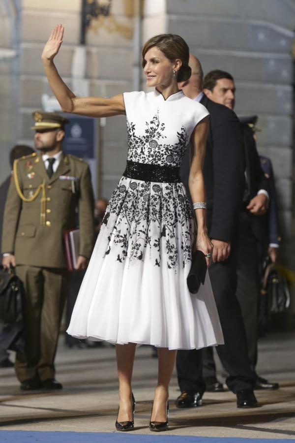 Te hemos hablado de la mayoría de los looks que lució en el Día de la Hispanidad, pues el de 2017 no podía faltar tampoco. Este vestido de Felipe Varela no se borra de nuestra retina. No sabemos si es la silueta, el cuello mao de estilo oriental o las flores negras en degradado, pero nos encanta.
