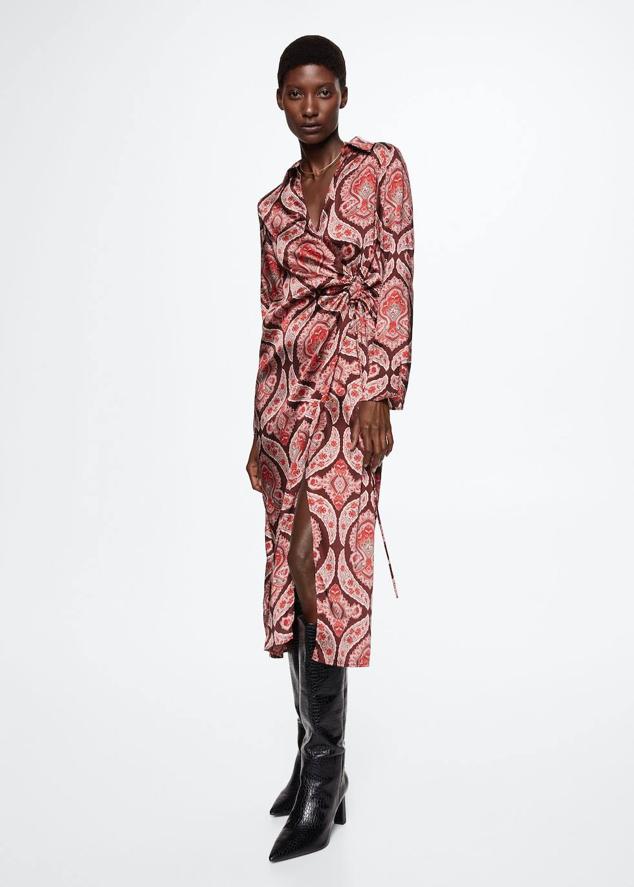 Vestido midi camisero en tejido satinado con manga larga, cierre cruzado, escote de pico y cuello solapa, en estampado paisley barroco color rojo, de Mango. Cuesta 49,99 euros.