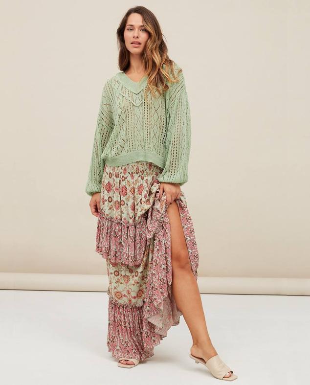 Falda larga y fluida con tiro alto, corte amplio, detalles de volantes y estampado paisley en rosa y verde agua, de NKN Nekane. Está disponible en El Corte Inglés a 44,50 euros.