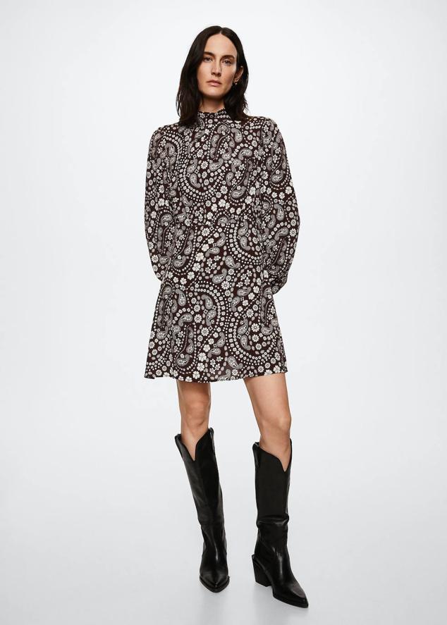 Vestido corto con silueta holgada y recta, cuello elevado y manga larga, en estampado paisley combinado con flores color marrón y crudo, de Mango. Lo encontrarás a 29,99 euros.