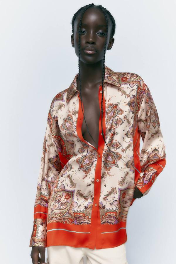 Camisa fluida con manga larga, silueta relajada, cuello solapa, cierre de botones y estampado paisley oriental en tonos naranja y crudo, de Zara. Tiene un coste de 29,95 euros.