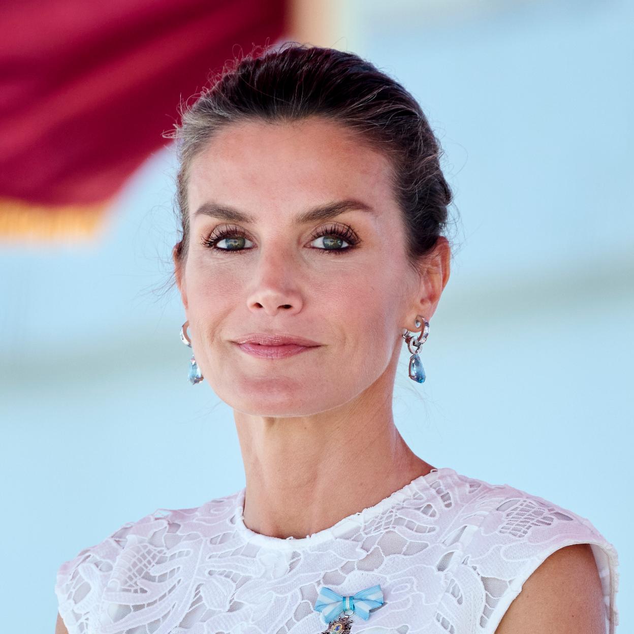 La reina Letizia cumple 50 años con su imagen reforzada por su papel de gran activo de la monarquía, pero con el peaje de una gran renuncia. 